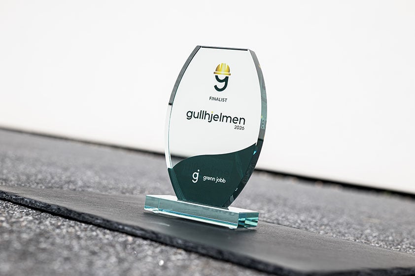 260417_gullhjelmen_stocks_pokal og hjelm på svart plate-7